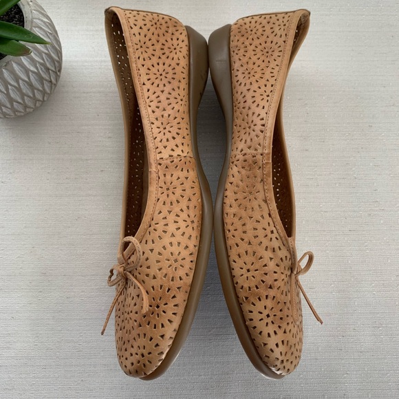 Coldwater Creek Tan Perforated Leather Bow Ballet Flats Woman’s 10 - Picture 8 of 10